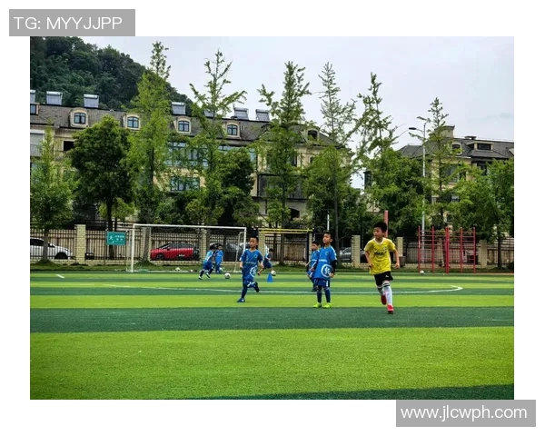 黄丽独家揭秘足球技巧与战术分享助你提升球场表现 黄丽独家揭秘足球技巧与战术分享助你提升球场表现