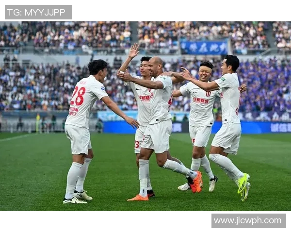 中超激战青岛队迎战上海队双方争夺积分与荣誉的巅峰对决